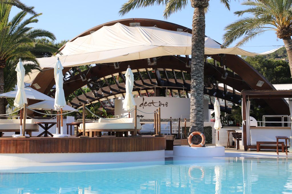 Instalación de ventiladores Airpivot de Magnovent en Destino Pacha Ibiza