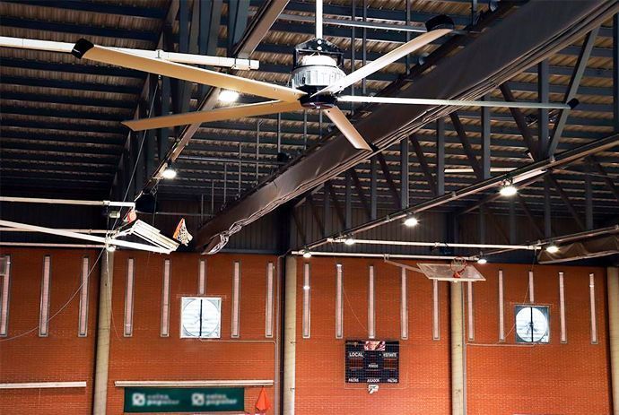 Ventilador industrial de techo HVLS Ventilador industrial de techo HVLS en pabellón deportivo